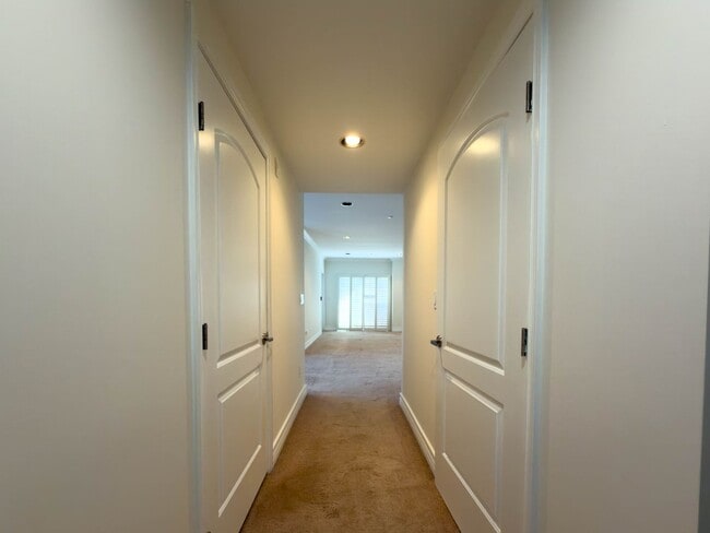 Building Photo - Spacious 3BR Condo with Luxury Finishes in Brentwood!
