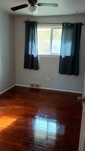 Building Photo - 15249 Roycroft St