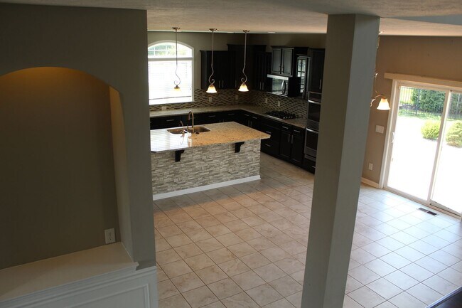 Building Photo - Absolutely Gorgeous 5 BR Estate Home in Br...