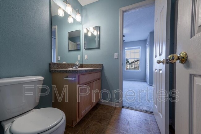 Building Photo - 807 Scrub Jay Dr