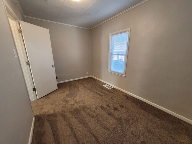 Building Photo - Pet Friendly 2 Bedroom Home with detached garage!