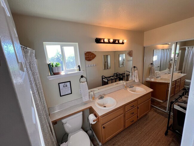 Building Photo - 4412 Ingleside Dr SE