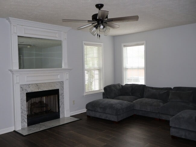 Building Photo - 829 Ridgetop Dr