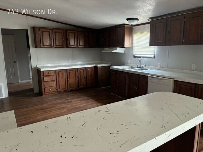 Building Photo - 743 Wilson Dr