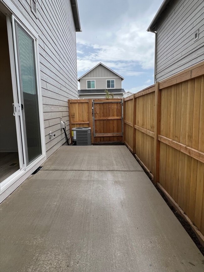 Building Photo - 3 Bedroom Townhome Dry Canyon Community