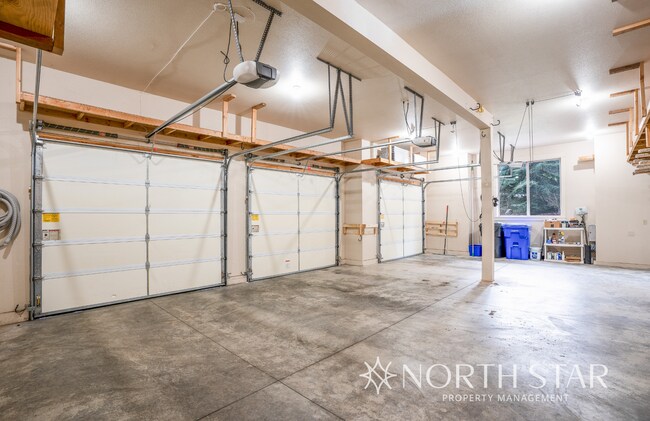 Building Photo - Gorgeous, Gated and Lake Front in Oregon City