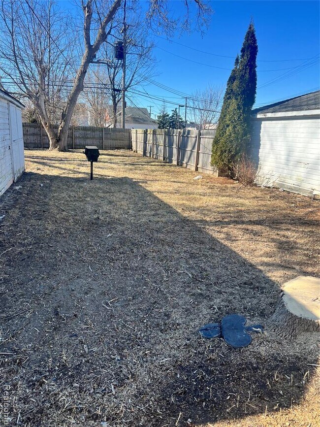 Building Photo - 18558 Woodland St