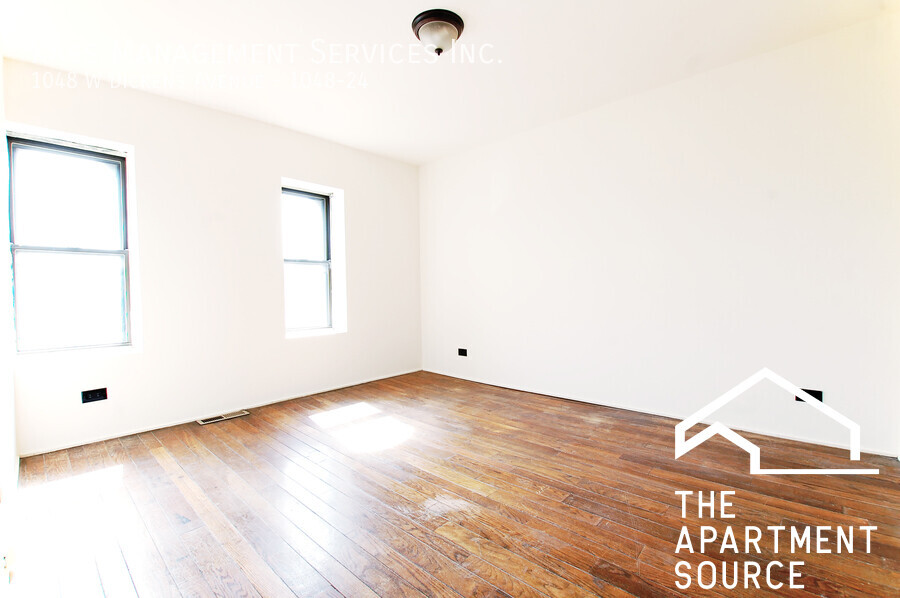 Building Photo - 1048 W Dickens Ave