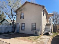 Building Photo - 703 Ross St
