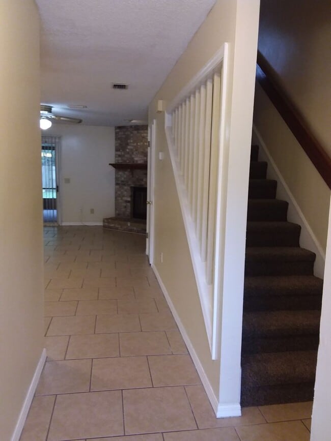 Building Photo - Large 2/2.5 towhome near NAS Jax