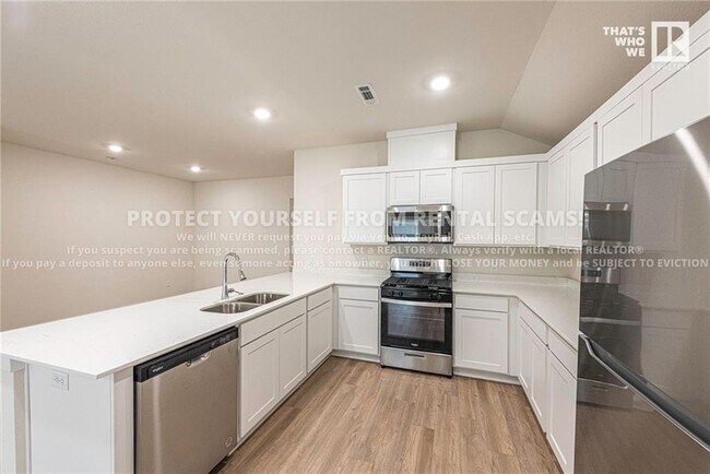 Building Photo - 3801 Pinecrest St