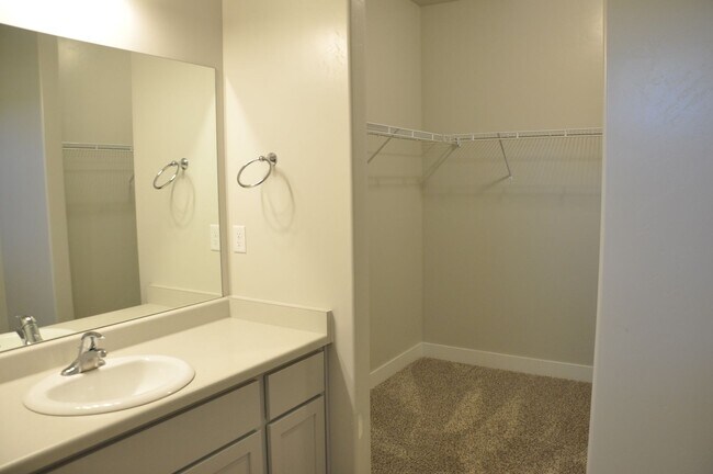 Building Photo - 3 bedroom, 2 bathroom house located in the...