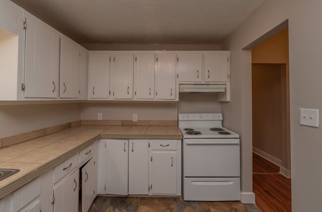 Building Photo - 4 bed/2 bath single-family home for lease ...