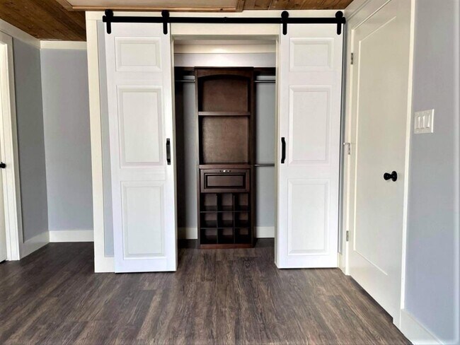 Building Photo - 903 N Valderas St