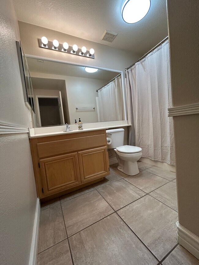 Building Photo - Central Temecula Home