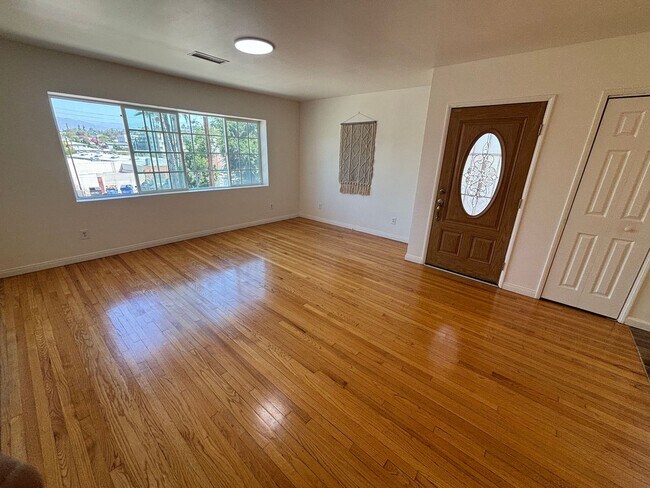 Building Photo - Beautiful 3-Bedroom Single-Story Home in Los Angeles!