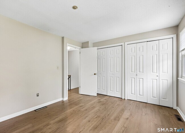 Building Photo - 1 E Gate Ln