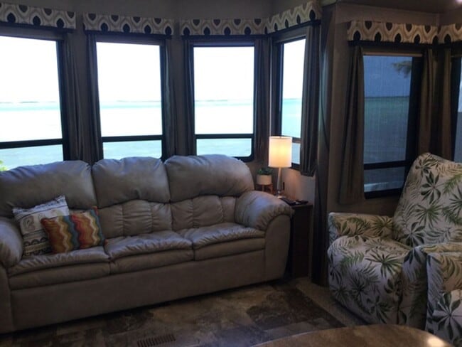 Building Photo - Move in Special! $500 off the First Months Rent!