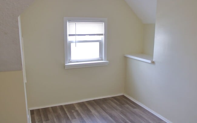 Building Photo - 3 Bed 1.5 bath Single Family Home