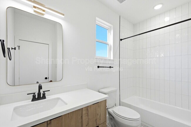 Building Photo - 1307 Bayou St