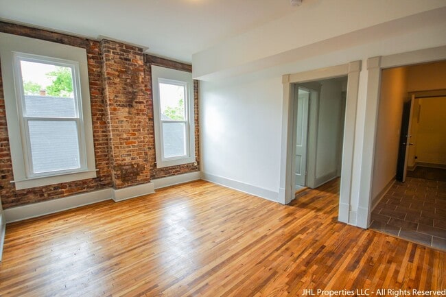 Building Photo - Updated 2 Bedroom 1 Bathroom in Downtown C...
