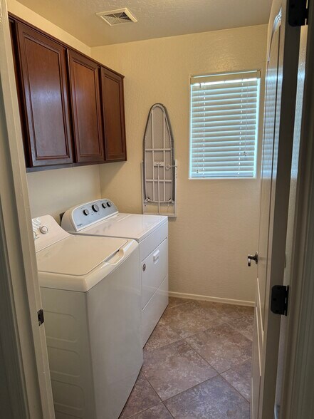 Building Photo - 4264 E Carla Vista Dr