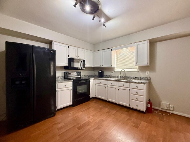 Building Photo - Charming 3-Bedroom Townhome with Fenced Yard