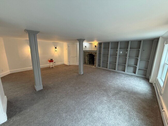 Building Photo - 17 N Maple St