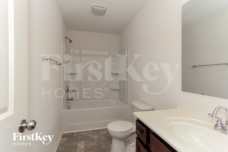 Building Photo - 147 Hidden Lakes Rd