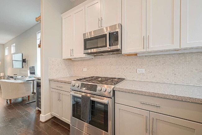Building Photo - Modern home with 3 bedrooms, 3.5 bathrooms...
