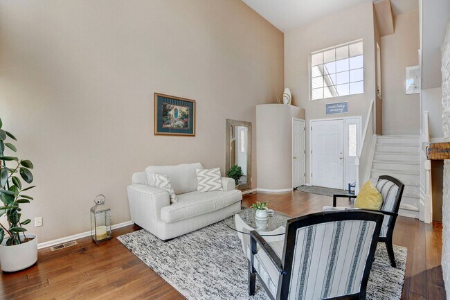 Building Photo - Beautiful luxury townhome style condominiu...