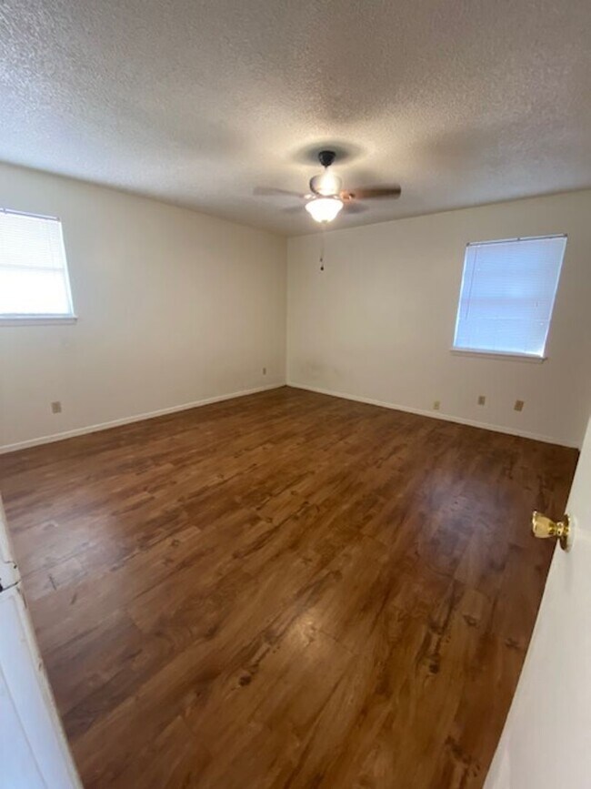 Building Photo - 1226 N LBJ Dr