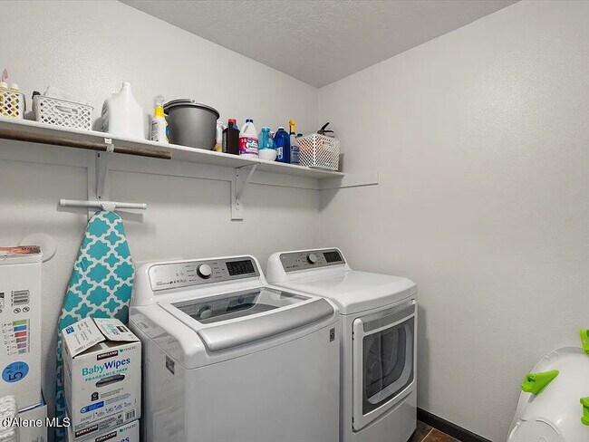Building Photo - 1824 E Warbler Ln