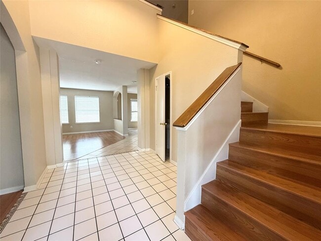 Building Photo - 2011 Lantana Dr