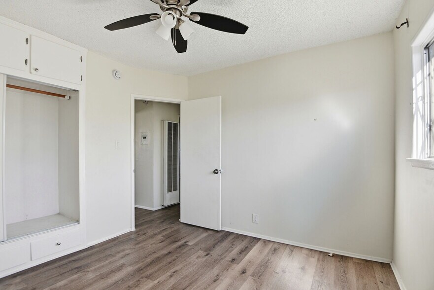 Building Photo - 1112 W 92nd St