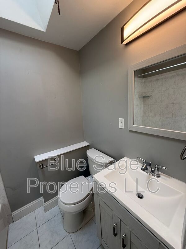 Building Photo - 528 Chester Ave
