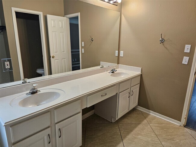 Building Photo - 27182 Kings Manor Dr S