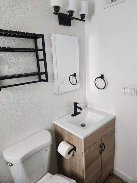 Building Photo - 650 E 3rd Ave