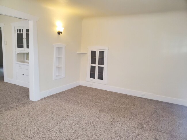 Building Photo - Rent Ready For New Tenants!! 1 Bed, 1 Bath...