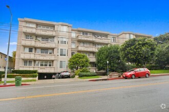 Building Photo - Bright and Spacious condo in Brentwood