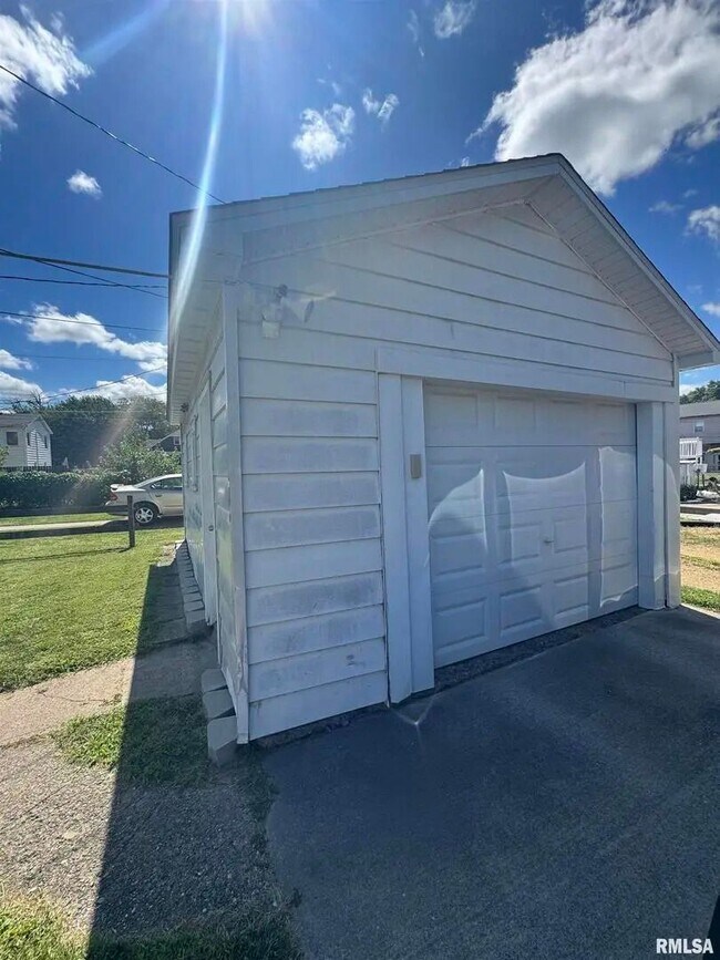 Building Photo - Charming 2-Bedroom Home with Porch and Garage!