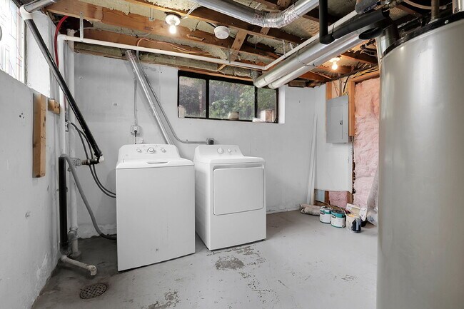 Building Photo - $1,795.95 - 2 Bed, 1 Bath Duplex Unit in Littleton with Fenced in yard, and In Unit Laundry!