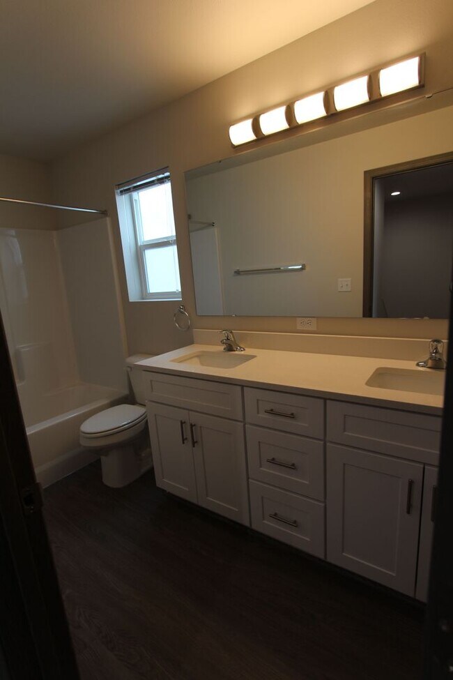 Building Photo - Modern design 3-bed, 2.5 bath duplex avail...