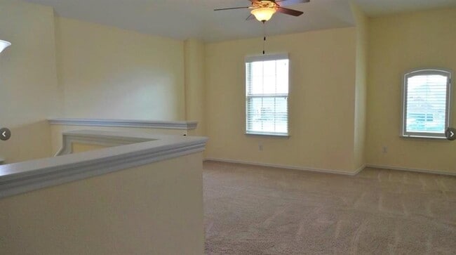 Building Photo - 704 Carillion Dr