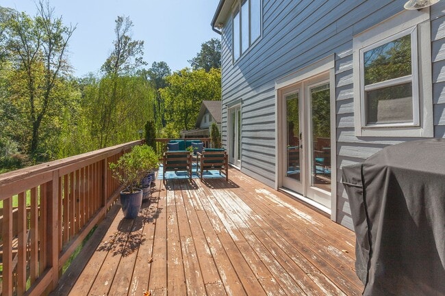 Building Photo - Gorgeous 4/3.5 w/ Bedroom on Main & Large,...