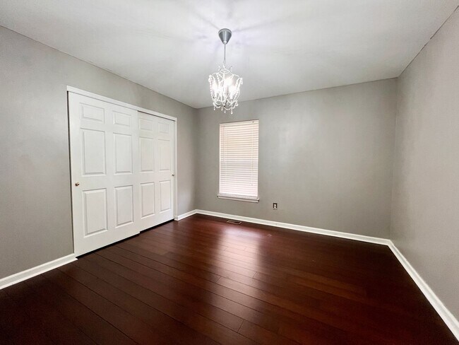 Building Photo - 6 Bed 4 Bath in West End