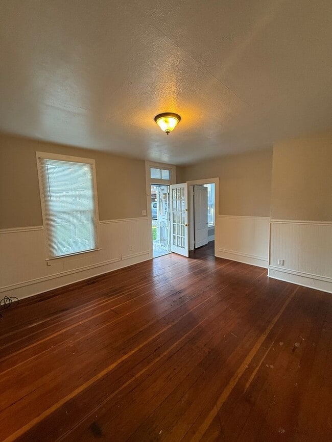 Building Photo - 613 N Cascade Ave