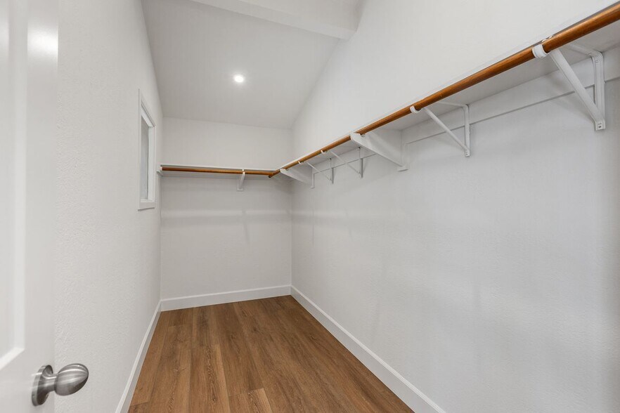 Building Photo - 24512 Alta Vista Dr