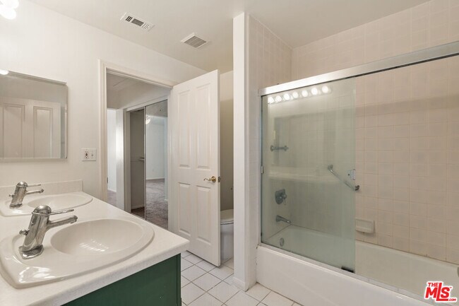 Building Photo - 13030 Moorpark St