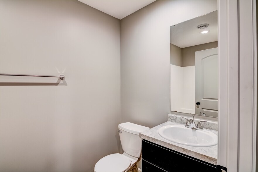 Building Photo - 1303 Blue Jay Pl